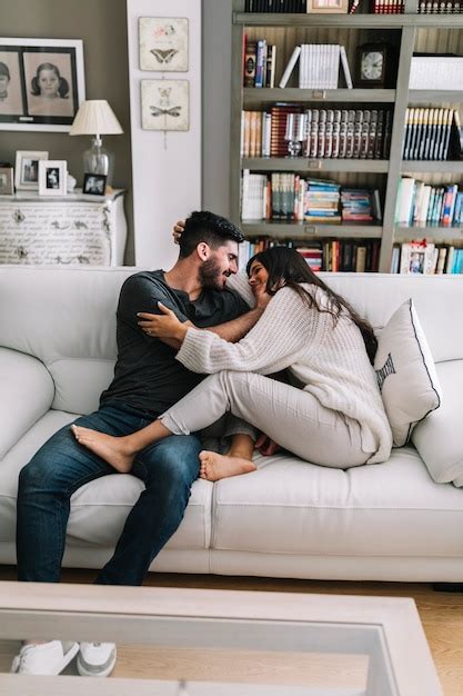 Una pareja joven haciendo el amor: video de stock